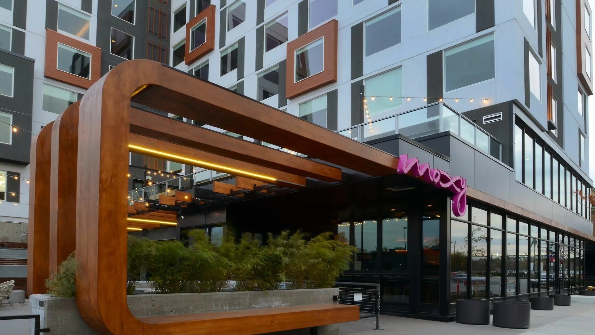 Moxy Denver Cherry Creek 3*,  США